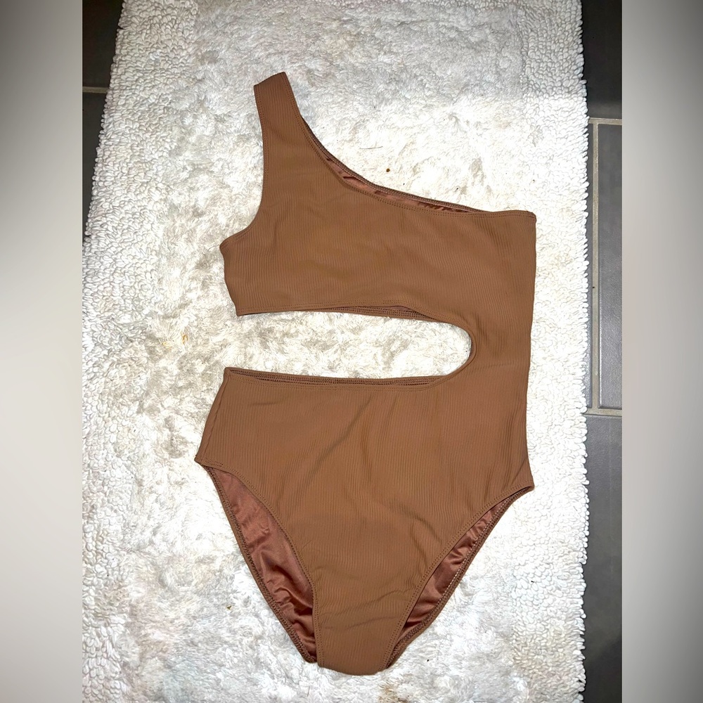Annabelle’s Boutique One piece swimsuit size small